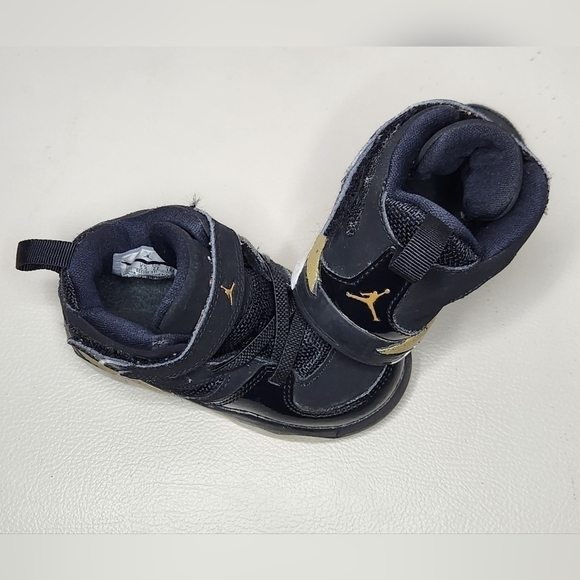 Jordan sneakers for little boys size 6C.  black and gold colors  velcro clousure - Picture 2 of 6
